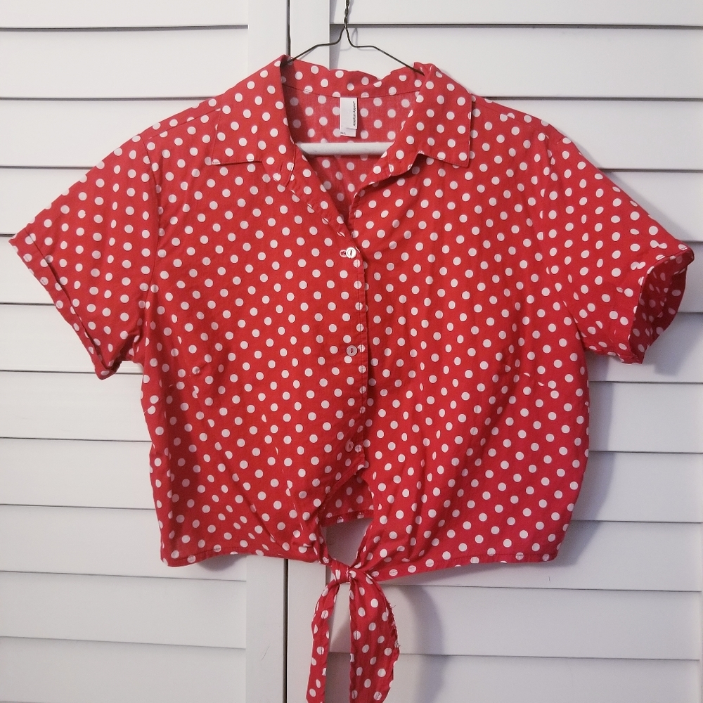 💖 3/$20 Red and white polka dot tie front top